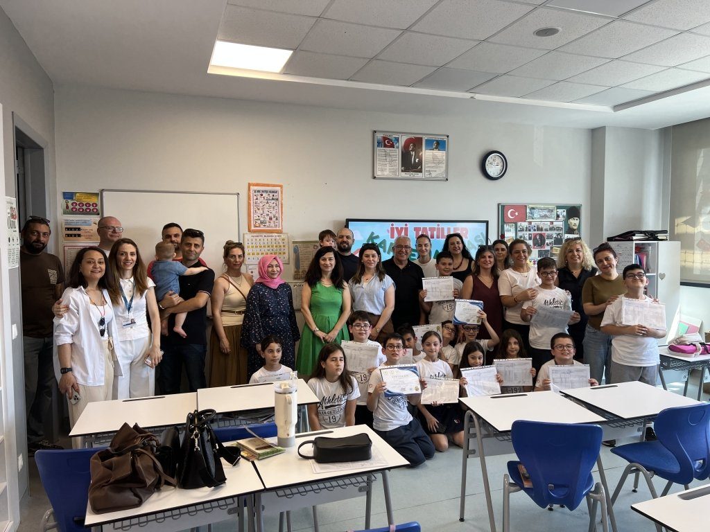 2025-2026 Eğitim-Öğretim Yılı ders kesim ve karne takdim programlarımızı büyük bir heyecan ve mutluluk içerisinde gerçekleştirdik. görseli 4