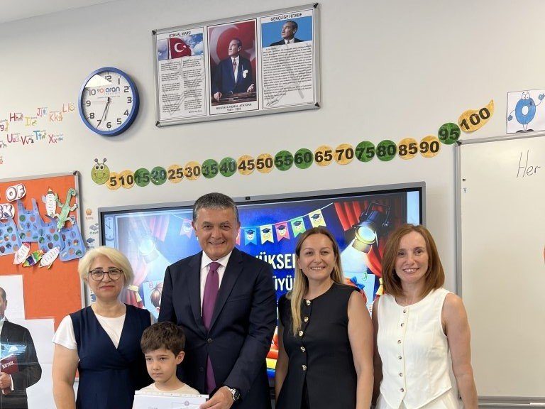 2025-2026 Eğitim-Öğretim Yılı ders kesim ve karne takdim programlarımızı büyük bir heyecan ve mutluluk içerisinde gerçekleştirdik. görseli 9