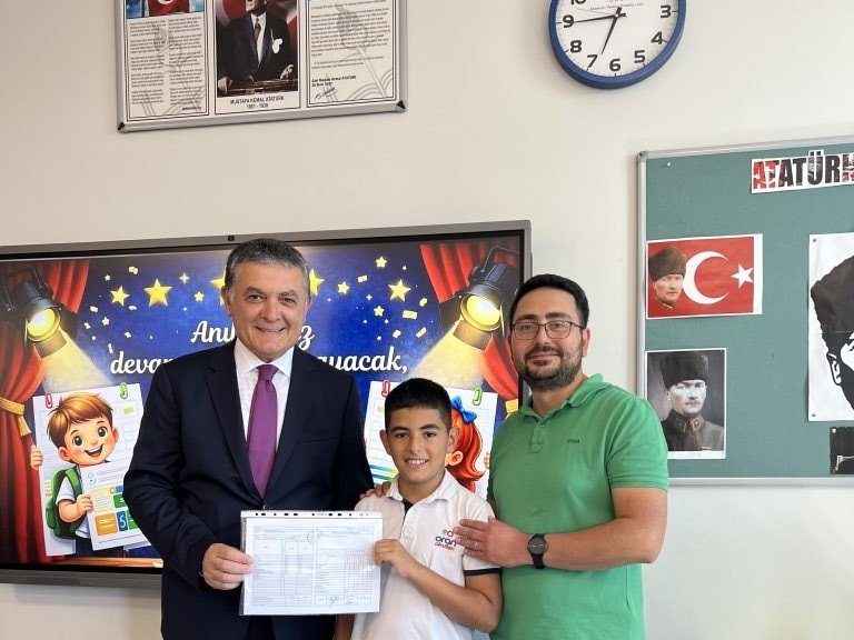 2025-2026 Eğitim-Öğretim Yılı ders kesim ve karne takdim programlarımızı büyük bir heyecan ve mutluluk içerisinde gerçekleştirdik. görseli 10