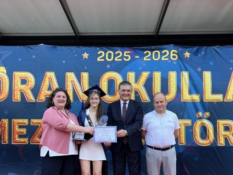 8. sınıf öğrencilerimizin liseye geçişini, 12. sınıf öğrencilerimizin ise mezuniyet sevincini coşku, heyecan ve gurur içinde gerçekleştirdik. görseli 13