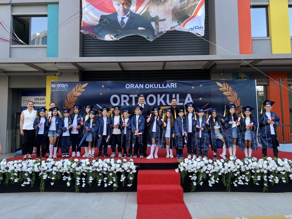 Akademik, sosyal, kültürel, sanatsal ve sportif alanlarda elde ettikleri kazanımlarla dolu ilkokul sürecini başarıyla tamamlayan öğrencilerimizin, ortaokula geçişlerinin heyecanını ve gururunu hep birlikte yaşadık.