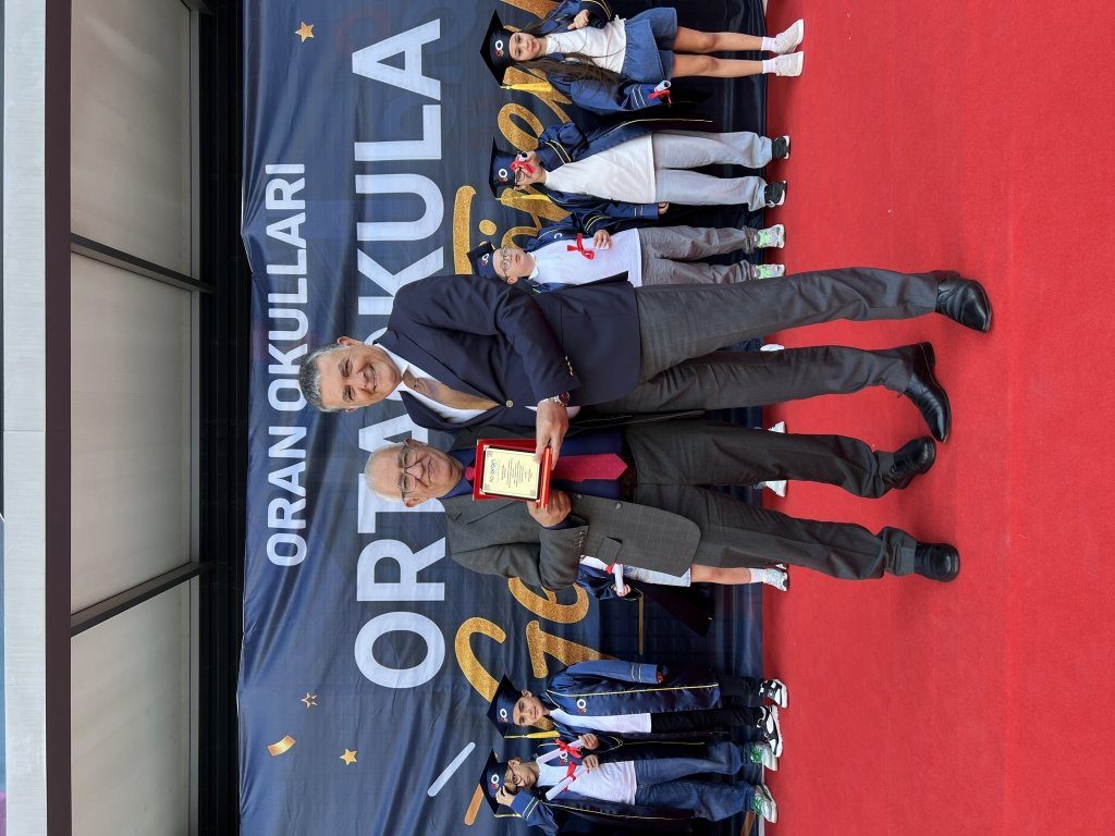 Akademik, sosyal, kültürel, sanatsal ve sportif alanlarda elde ettikleri kazanımlarla dolu ilkokul sürecini başarıyla tamamlayan öğrencilerimizin, ortaokula geçişlerinin heyecanını ve gururunu hep birlikte yaşadık. görseli 1