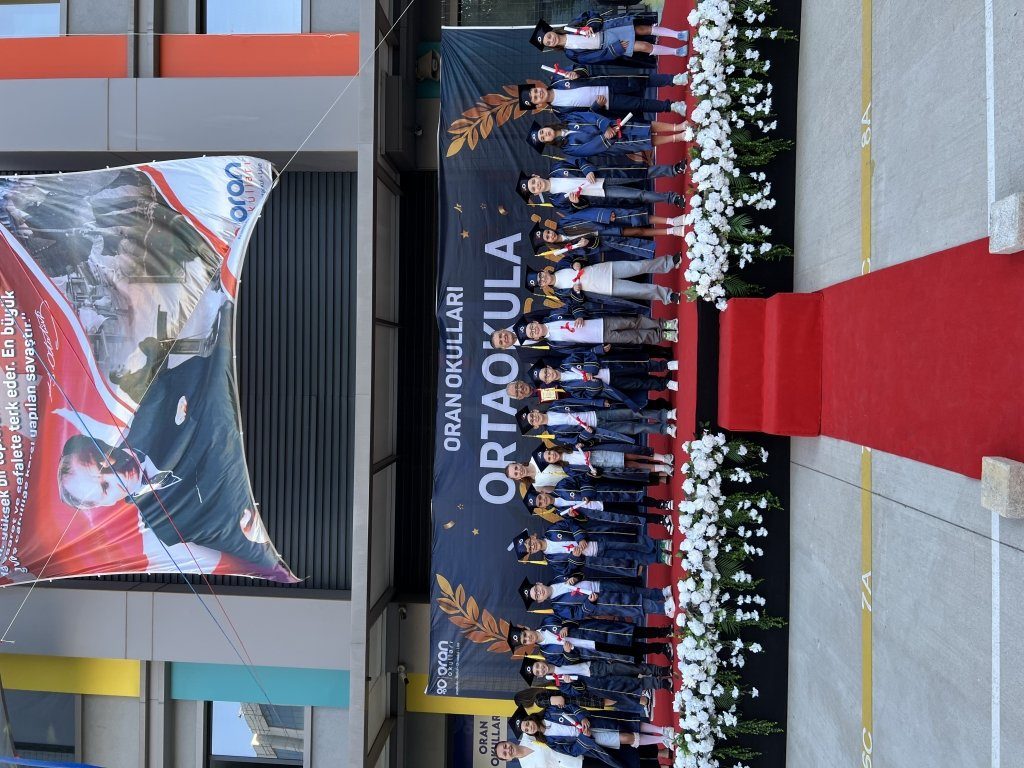 Akademik, sosyal, kültürel, sanatsal ve sportif alanlarda elde ettikleri kazanımlarla dolu ilkokul sürecini başarıyla tamamlayan öğrencilerimizin, ortaokula geçişlerinin heyecanını ve gururunu hep birlikte yaşadık. görseli 2