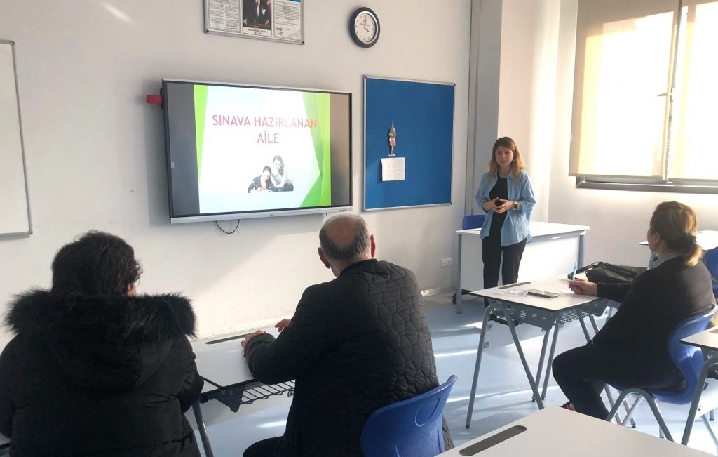 12 Sınıf Velilerimize Sınav Sürecinde Ailenin Tutumu Konulu Seminer Gerçekleştirdik