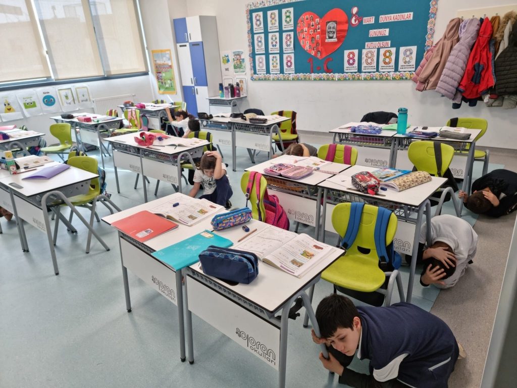 Okulumuzda olası depremlere hazırlık için düzenli ve habersiz deprem tatbikatlarımız devam etmektedir.
