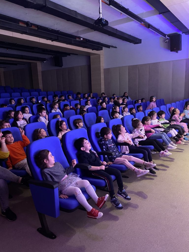 Okulumuzda ana sınıfı ve ilkokul öğrencilerimiz ''Ormandaki Dostlarım'' tiyatrosunu izlediler görseli 2