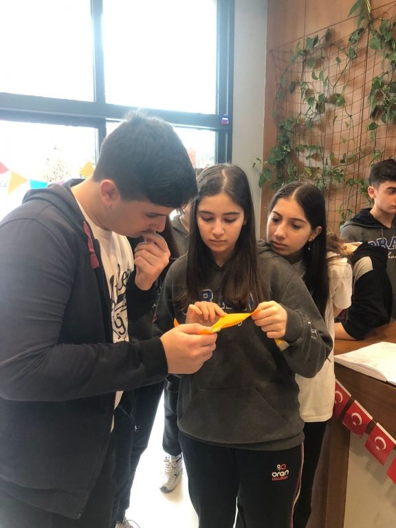 Yabancı Diller Bölümümüzün Lise Öğrencilerimize Özel Hazırladığı Treasure Hunt (Hazine Avı) Etkinliği görseli 6