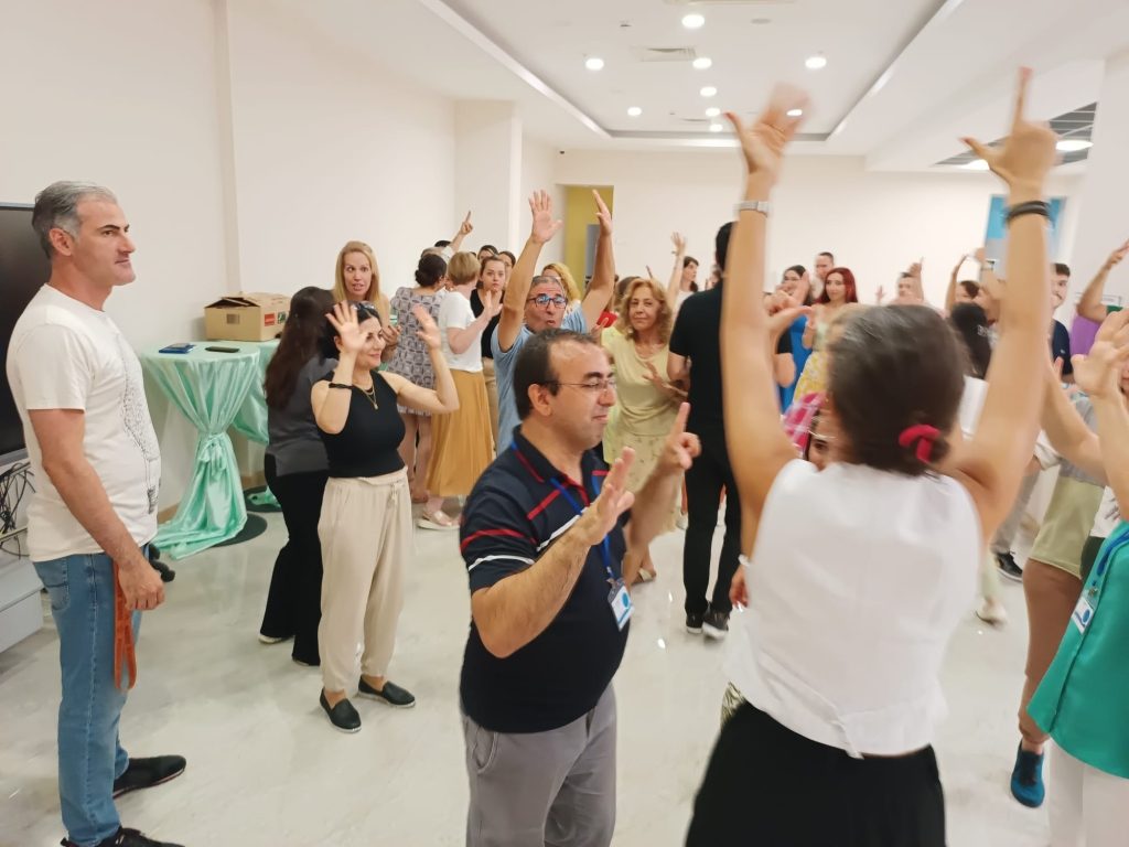 Bahçeşehir Üniversitesi Öğretim Üyesi Sayın Doç. Dr. Yavuz Samur tarafından ''Eğitimde Oyunlaştırma'' içerikli sunum ve atölye çalışmaları gerçekleştirildi. görseli 3