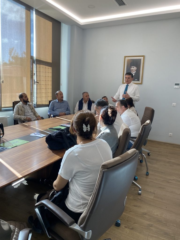 Okul servislerimizin sürücü ve hosteslerine yönelik öğrenci taşımacılığı semineri gerçekleştirdik