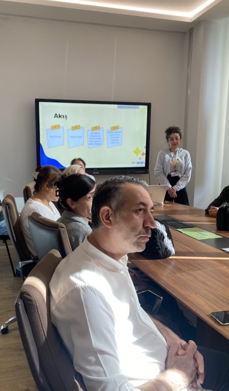 Okul servislerimizin sürücü ve hosteslerine yönelik öğrenci taşımacılığı semineri gerçekleştirdik görseli 3