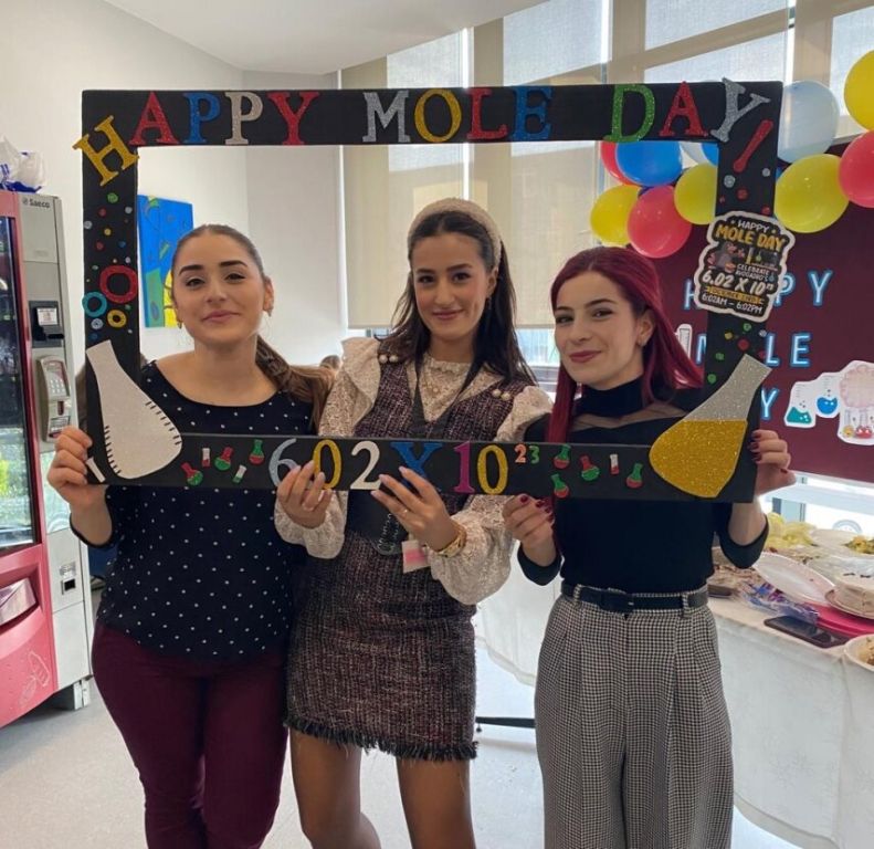 Dünya Mol Günü sayısal bölümümüzün katkılarıyla 9. 10. ve 11. öğrencilerimizle birlikte çeşitli etkinliklerle neşe içinde kutlandı. görseli 4