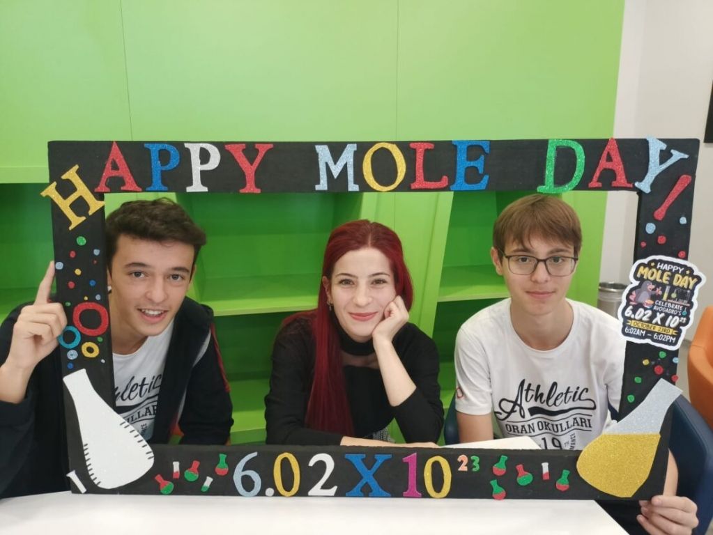 Dünya Mol Günü sayısal bölümümüzün katkılarıyla 9. 10. ve 11. öğrencilerimizle birlikte çeşitli etkinliklerle neşe içinde kutlandı. görseli 2