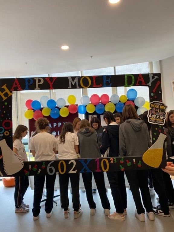 Dünya Mol Günü sayısal bölümümüzün katkılarıyla 9. 10. ve 11. öğrencilerimizle birlikte çeşitli etkinliklerle neşe içinde kutlandı. görseli 1