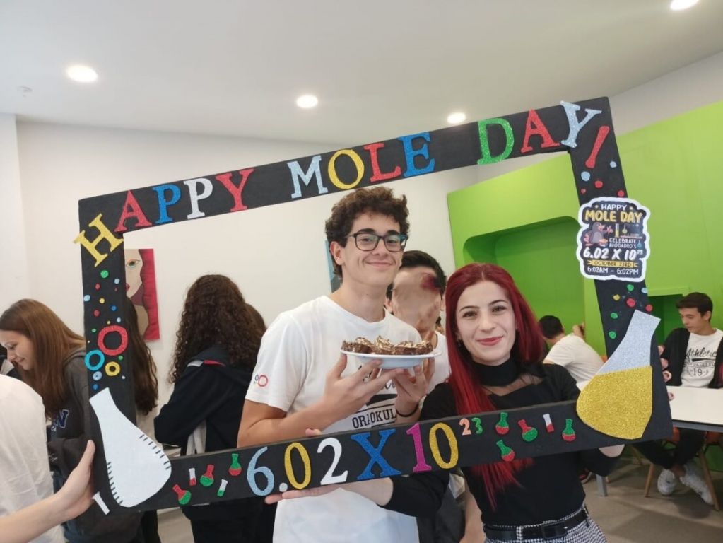 Dünya Mol Günü sayısal bölümümüzün katkılarıyla 9. 10. ve 11. öğrencilerimizle birlikte çeşitli etkinliklerle neşe içinde kutlandı. görseli 3