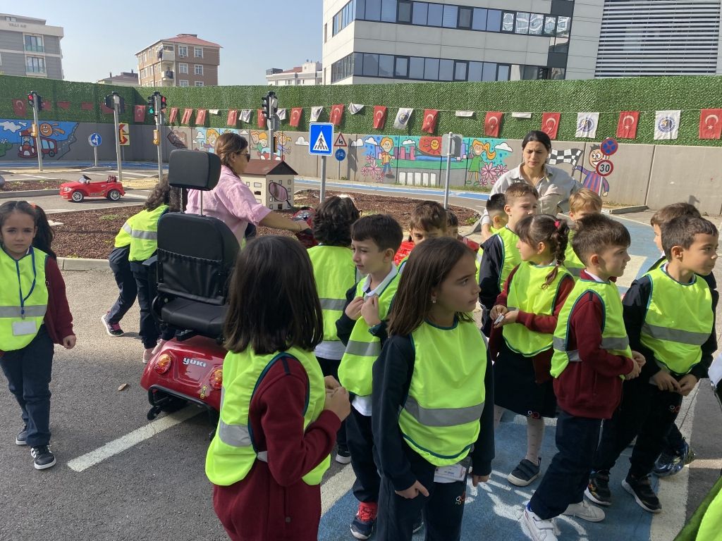 1.sınıf öğrencilerimiz, Kartal Belediyesi Trafik Eğitim Parkı'nda trafik eğitimini ve önemini eğlenceli bir şekilde öğrendiler. görseli 5