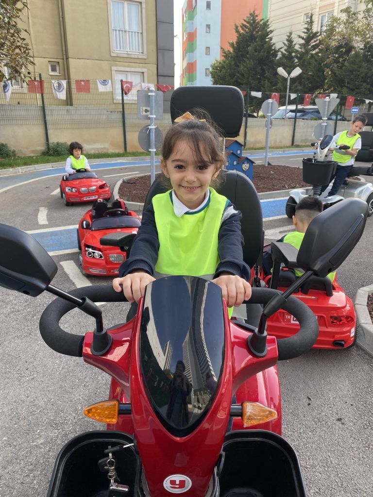 1.sınıf öğrencilerimiz, Kartal Belediyesi Trafik Eğitim Parkı'nda trafik eğitimini ve önemini eğlenceli bir şekilde öğrendiler. görseli 3