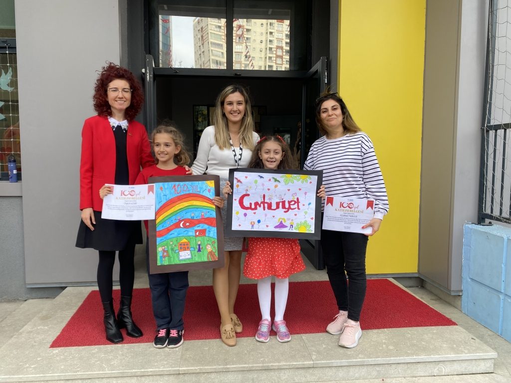 ''100 Yıllık Özgürlük'' konulu resim yarışmamızda ilk 3'e giren öğrencilerimize sertifikaları takdim edildi. Öğ