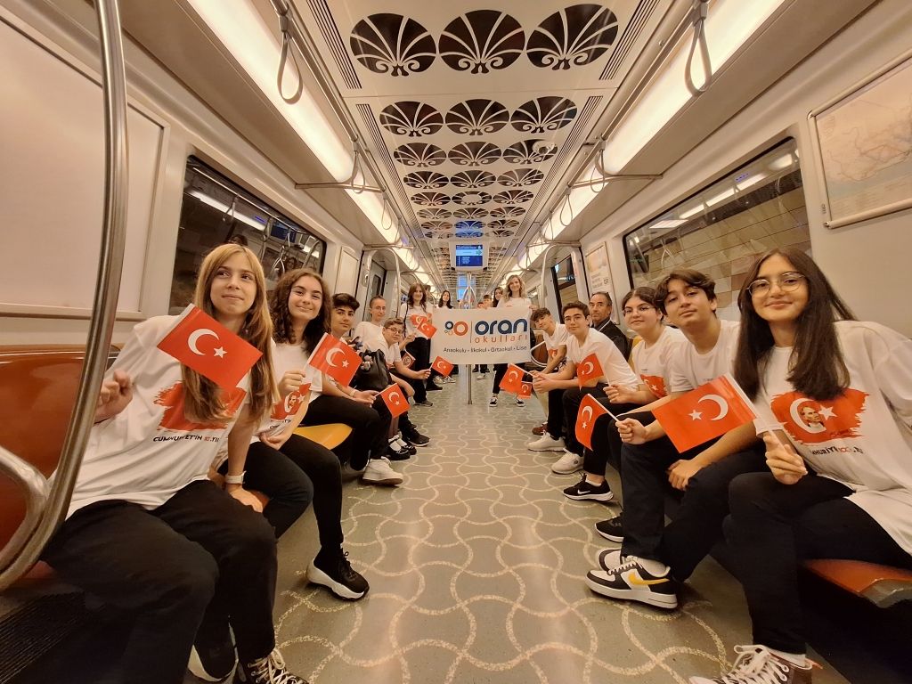 Öğrencilerimiz 10. Yıl Marşı’nı metroda seslendirerek İstanbullu yolculara Atatürk Gençliğine yakışır bir sürpriz gerçekleştirdi.