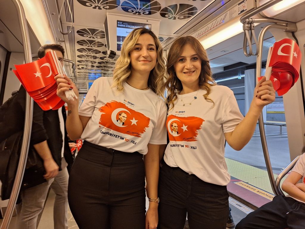 Öğrencilerimiz 10. Yıl Marşı’nı metroda seslendirerek İstanbullu yolculara Atatürk Gençliğine yakışır bir sürpriz gerçekleştirdi. görseli 3