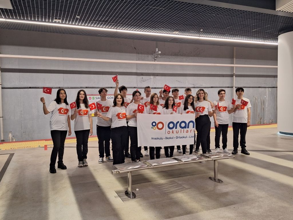 Öğrencilerimiz 10. Yıl Marşı’nı metroda seslendirerek İstanbullu yolculara Atatürk Gençliğine yakışır bir sürpriz gerçekleştirdi. görseli 1
