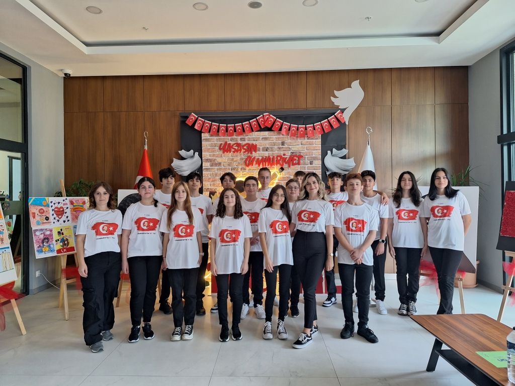 Öğrencilerimiz 10. Yıl Marşı’nı metroda seslendirerek İstanbullu yolculara Atatürk Gençliğine yakışır bir sürpriz gerçekleştirdi. görseli 2