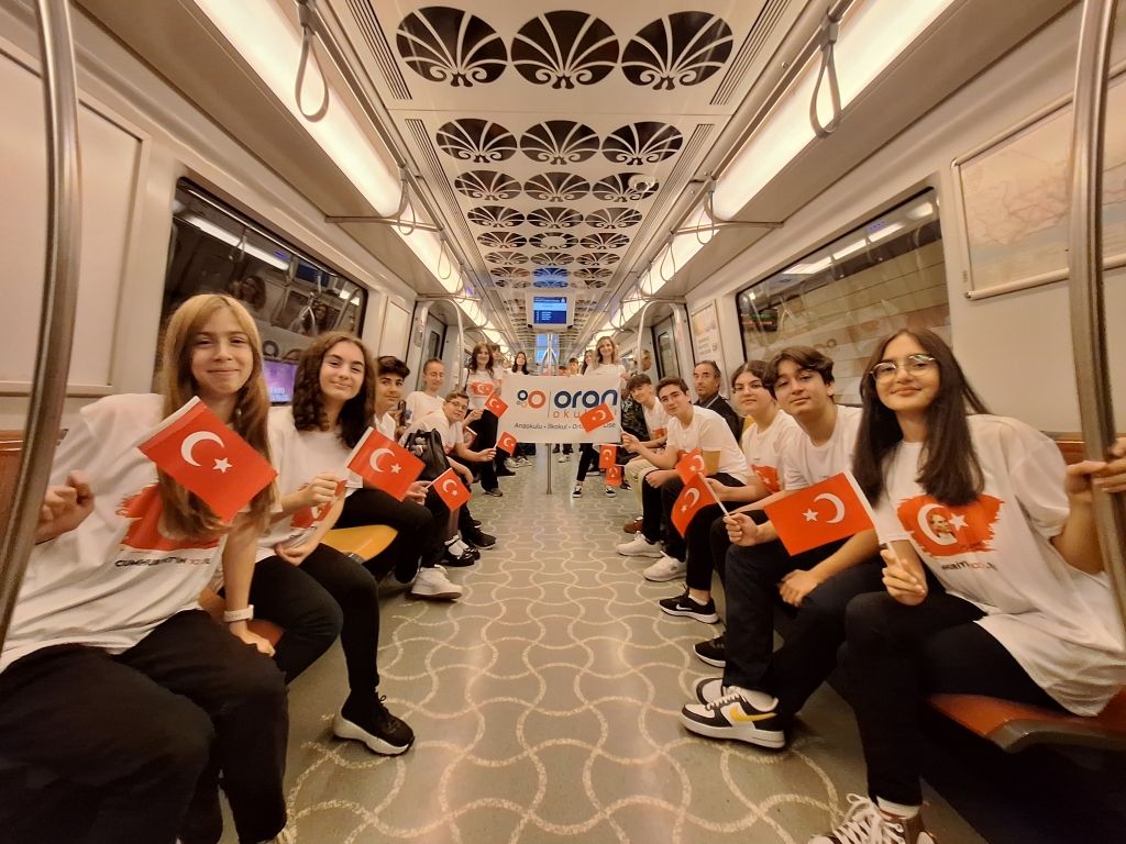 Öğrencilerimiz 10. Yıl Marşı’nı metroda seslendirerek İstanbullu yolculara Atatürk Gençliğine yakışır bir sürpriz gerçekleştirdi. görseli 4