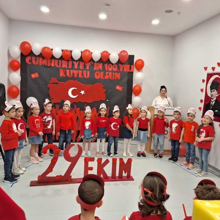 Anaokulu öğrencilerimiz Cumhuriyetimizin 100. Yılı kutlama programını büyük bir coşku ve sevinçle gerçekleştirdi görseli 4
