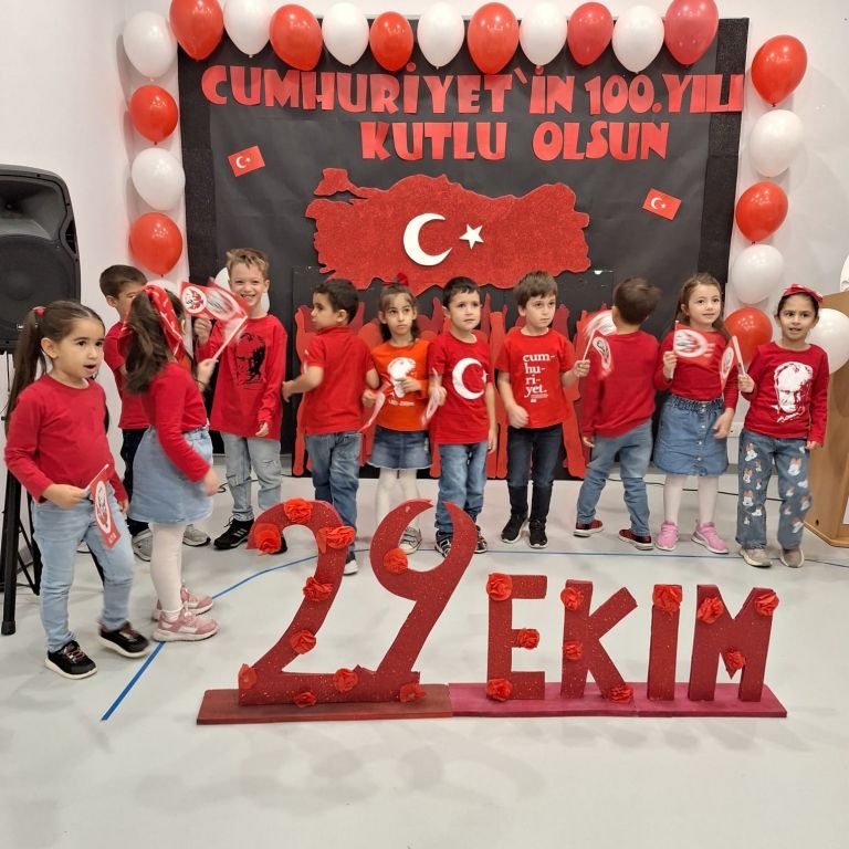 Anaokulu öğrencilerimiz Cumhuriyetimizin 100. Yılı kutlama programını büyük bir coşku ve sevinçle gerçekleştirdi görseli 13