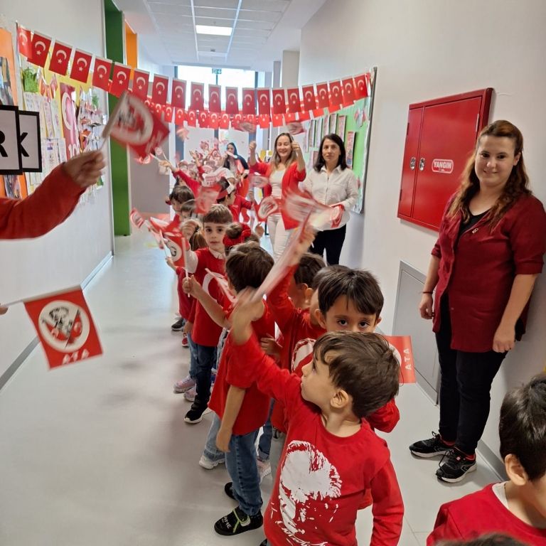 Anaokulu öğrencilerimiz Cumhuriyetimizin 100. Yılı kutlama programını büyük bir coşku ve sevinçle gerçekleştirdi görseli 9