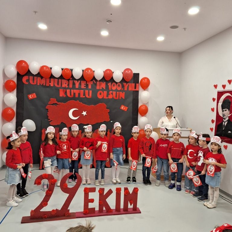 Anaokulu öğrencilerimiz Cumhuriyetimizin 100. Yılı kutlama programını büyük bir coşku ve sevinçle gerçekleştirdi görseli 1