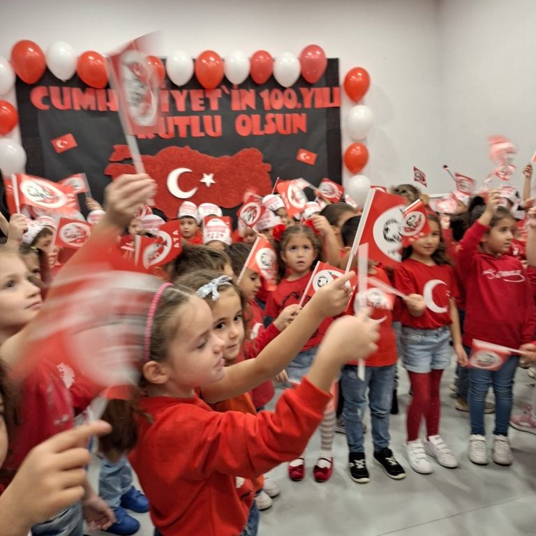 Anaokulu öğrencilerimiz Cumhuriyetimizin 100. Yılı kutlama programını büyük bir coşku ve sevinçle gerçekleştirdi görseli 2
