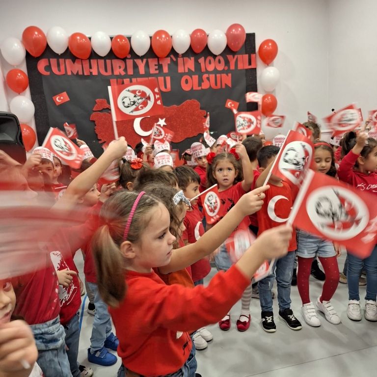 Anaokulu öğrencilerimiz Cumhuriyetimizin 100. Yılı kutlama programını büyük bir coşku ve sevinçle gerçekleştirdi görseli 5