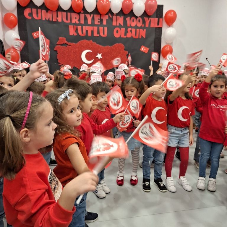 Anaokulu öğrencilerimiz Cumhuriyetimizin 100. Yılı kutlama programını büyük bir coşku ve sevinçle gerçekleştirdi görseli 14