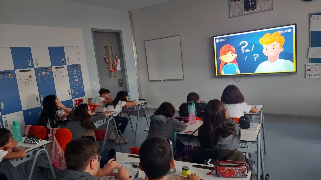 Psikolojik Danışmanlık ve Rehberlik Birimimiz tarafından 20 Kasım Dünya Çocuk Hakları Günü nedeniyle ortaokul kadememizde çocuk haklarına dair bilgilendirme çalışmaları ve etkinlikler yapılmıştır. görseli 4