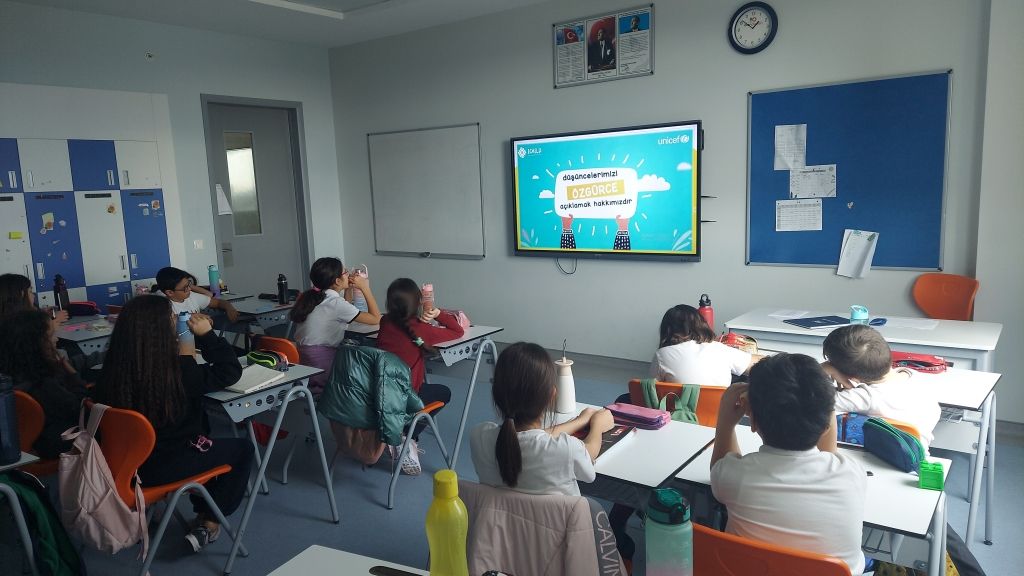 Psikolojik Danışmanlık ve Rehberlik Birimimiz tarafından 20 Kasım Dünya Çocuk Hakları Günü nedeniyle ortaokul kadememizde çocuk haklarına dair bilgilendirme çalışmaları ve etkinlikler yapılmıştır. görseli 5