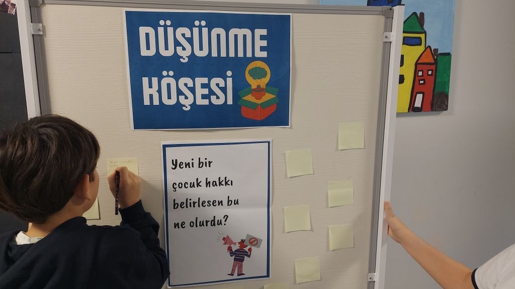 Psikolojik Danışmanlık ve Rehberlik Birimimiz tarafından 20 Kasım Dünya Çocuk Hakları Günü nedeniyle ortaokul kadememizde çocuk haklarına dair bilgilendirme çalışmaları ve etkinlikler yapılmıştır. görseli 2