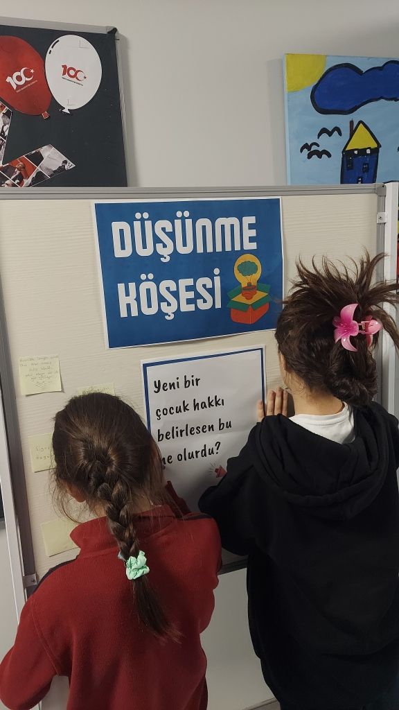 Psikolojik Danışmanlık ve Rehberlik Birimimiz tarafından 20 Kasım Dünya Çocuk Hakları Günü nedeniyle ortaokul kadememizde çocuk haklarına dair bilgilendirme çalışmaları ve etkinlikler yapılmıştır. görseli 3