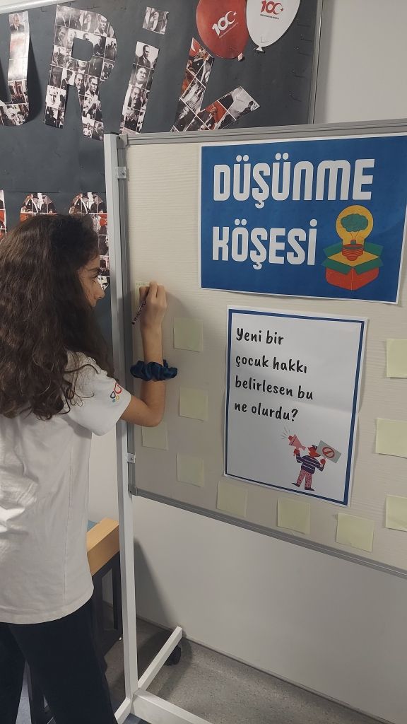 Psikolojik Danışmanlık ve Rehberlik Birimimiz tarafından 20 Kasım Dünya Çocuk Hakları Günü nedeniyle ortaokul kadememizde çocuk haklarına dair bilgilendirme çalışmaları ve etkinlikler yapılmıştır. görseli 1