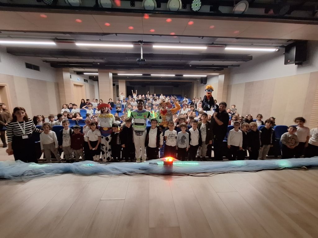 Okulumuzda gerçekleşen İngilizce tiyatro etkinliğine izleyici olarak katılan öğrencilerimiz unutulmaz bir deneyim yaşadılar. görseli 1