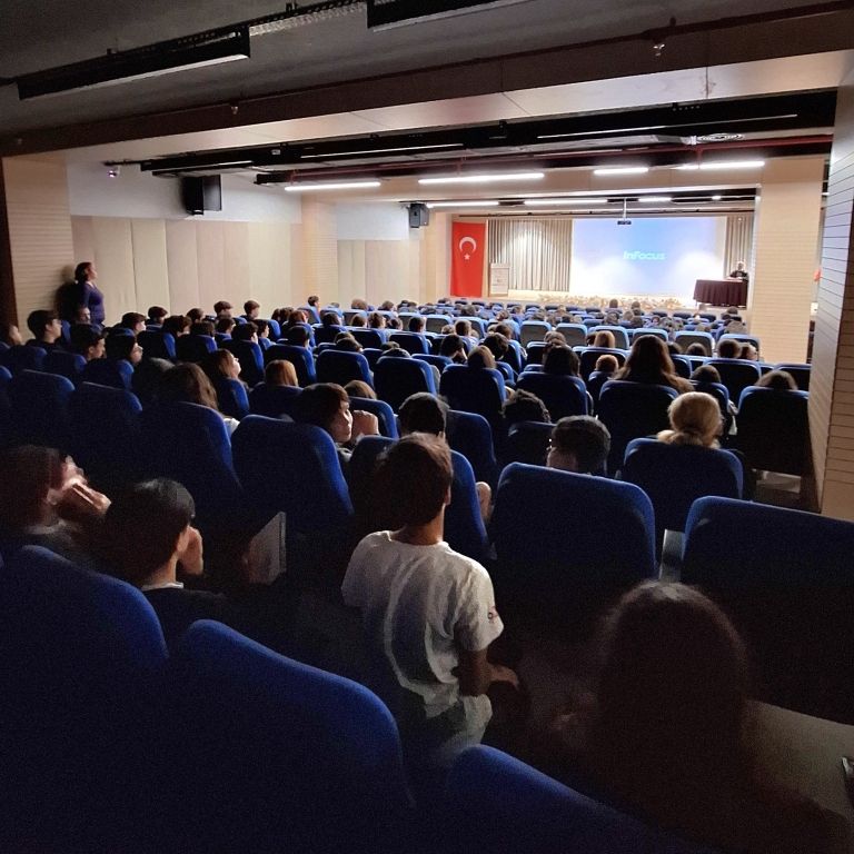 3 Aralık Dünya Engelliler Günü kapsamında okulumuzda Görme Engelli Satranç Sporcusu Hüseyin Güvenin‘i ağırladık. görseli 5