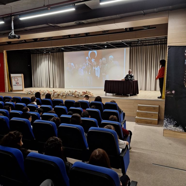 3 Aralık Dünya Engelliler Günü kapsamında okulumuzda Görme Engelli Satranç Sporcusu Hüseyin Güvenin‘i ağırladık. görseli 3