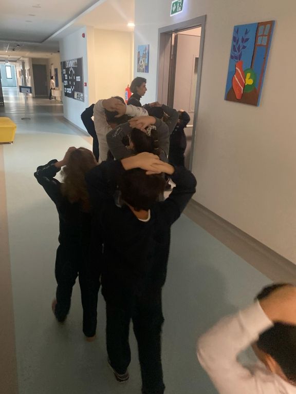 Okulumuzda olası depremlere hazırlık için düzenli ve habersiz deprem tatbikatlarımıza devam ediyoruz.