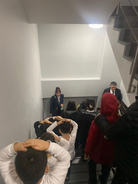 Okulumuzda olası depremlere hazırlık için düzenli ve habersiz deprem tatbikatlarımıza devam ediyoruz. görseli 4