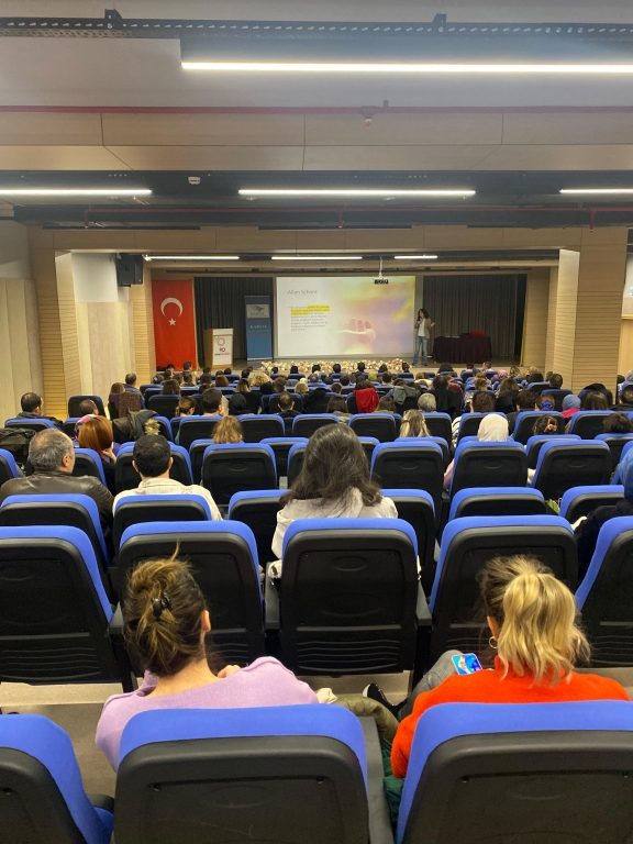 Eğitimci-Terapist-Yazar Nilüfer DEVECİGİL ile ''Oyunun Terapide Kullanımı'' konulu eğitim sunumu gerçekleştirdik. görseli 2