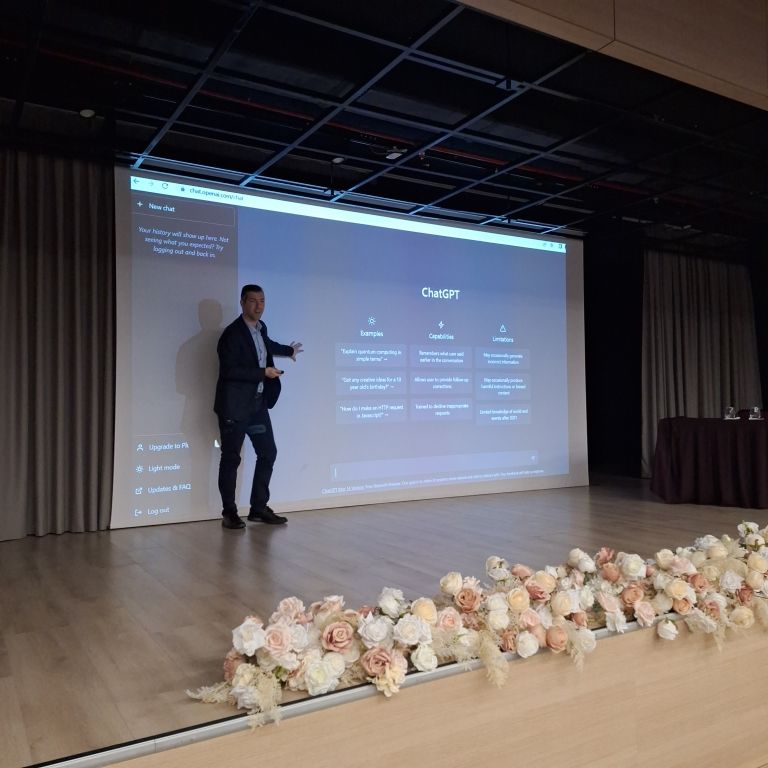 Lise öğrencilerimize yönelik "Bilgi Ekonomisi ve 21.Yüzyıl Yetkinlikleri" konulu seminer gerçekleştiren Prof. Dr. Serhat Koloğlugil'e teşekkürlerimizi sunuyoruz.