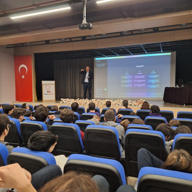 Lise öğrencilerimize yönelik "Bilgi Ekonomisi ve 21.Yüzyıl Yetkinlikleri" konulu seminer gerçekleştiren Prof. Dr. Serhat Koloğlugil'e teşekkürlerimizi sunuyoruz. görseli 3