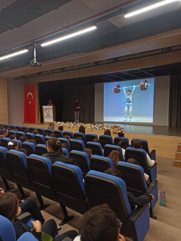 Öğrencilerimize Dünya tarihine iz bırakan bilim, sanat, spor ve kültür değerlerini tanımak amacı ile yıl boyunca gerçekleştireceğimiz etkinliğimiz uygulamalı dersler bölümü ile başladı.  görseli 3