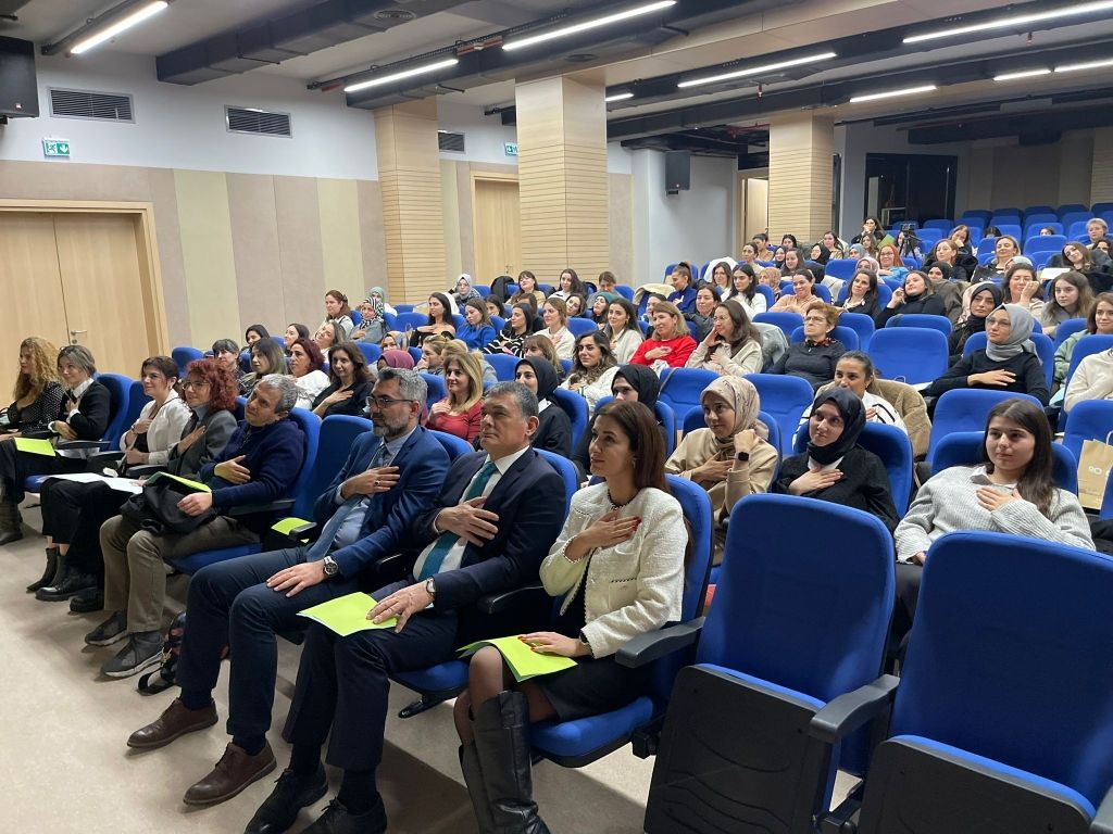 Prof. Dr. Belma TUĞRUL tarafından; İstanbul Anadolu Yakası okul öncesi öğretmenlerine okulumuzda ‘’İz Bırakan Öğretmenler’’ semineri gerçekleştirildi. görseli 2