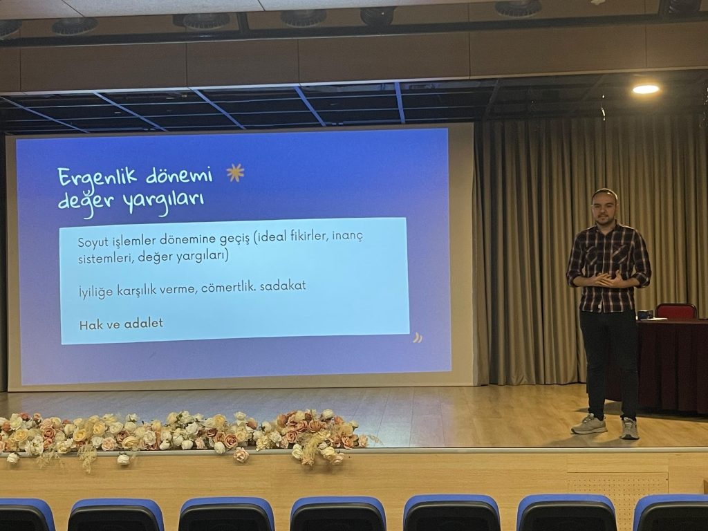 8.sınıf öğrencilerimizin velilerine "Sınava Hazırlanan Bir Genci Anlamak" başlıklı seminer gerçekleştirdik görseli 1