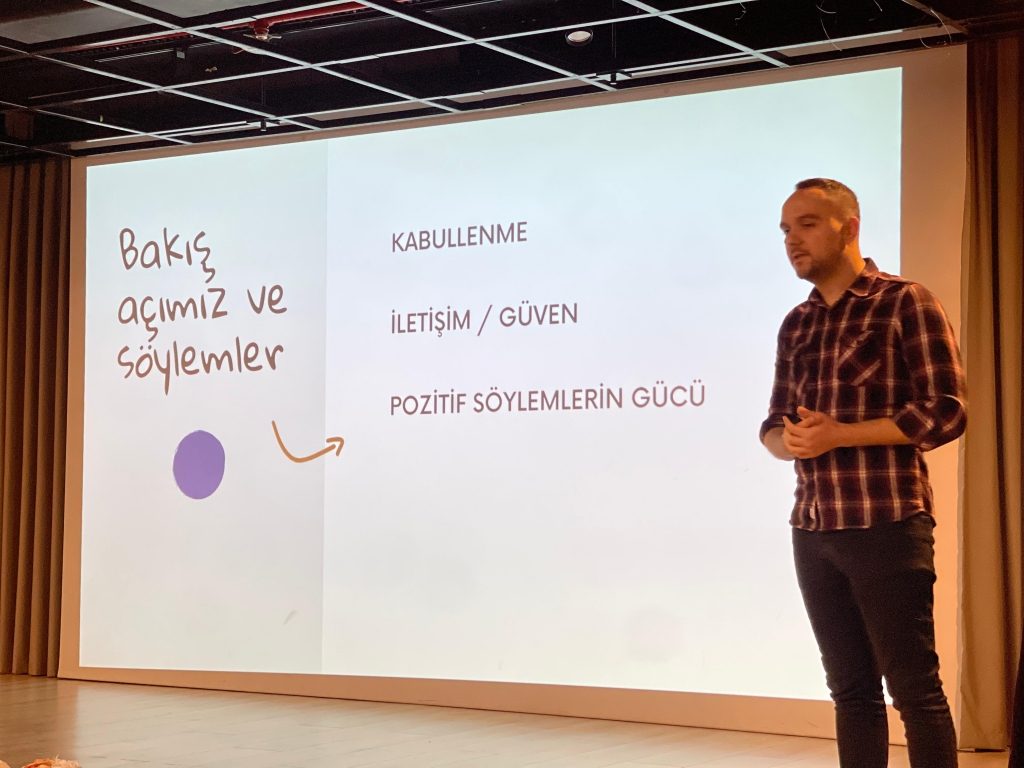 8.sınıf öğrencilerimizin velilerine "Sınava Hazırlanan Bir Genci Anlamak" başlıklı seminer gerçekleştirdik görseli 2